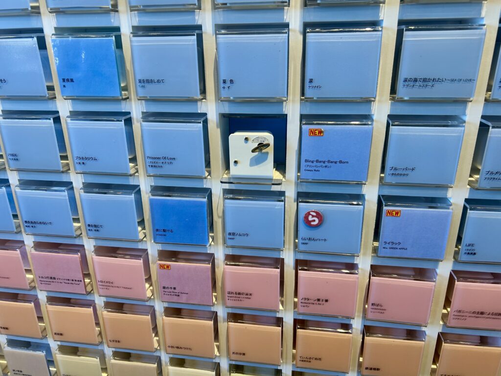 子供の手の届く高さには、年代に合わせた名曲も