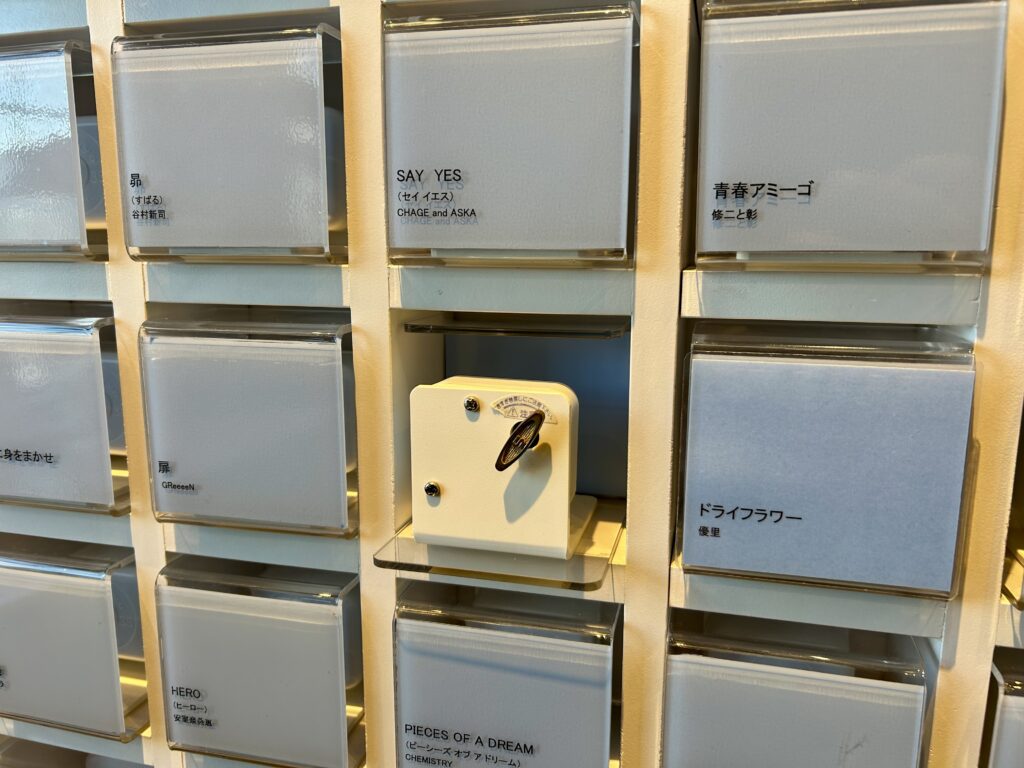 裏返してネジを回すだけで、その場で好みのオルゴールが楽しめる