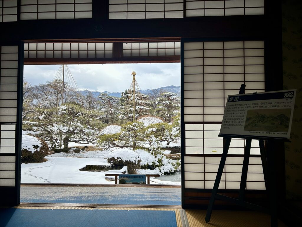 障子の外に姿を現す庭園