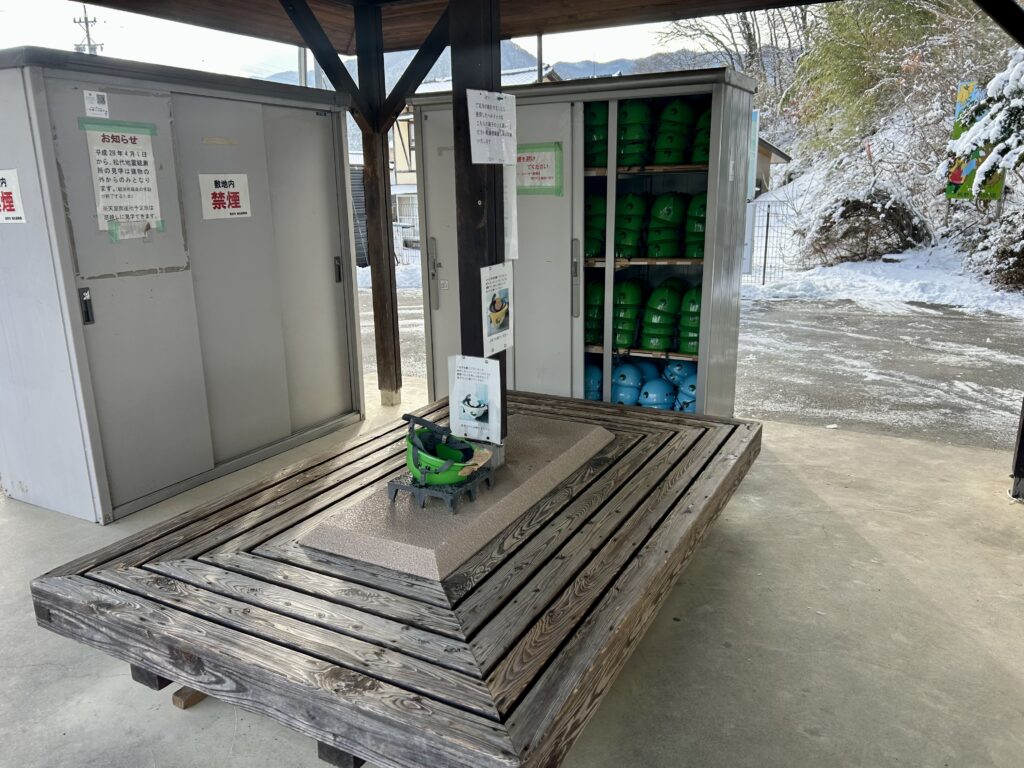 入場前にヘルメットの着用が義務付けられている