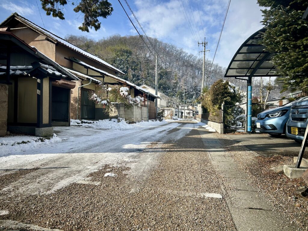駐車場から地下壕へ向かう道