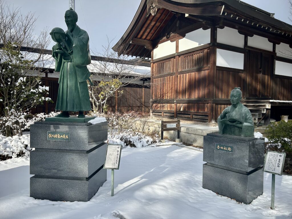 象山と吉田松陰の像