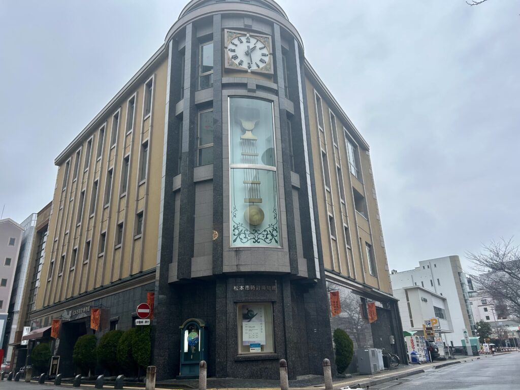 立派な振り子を備える、時計博物館の外観