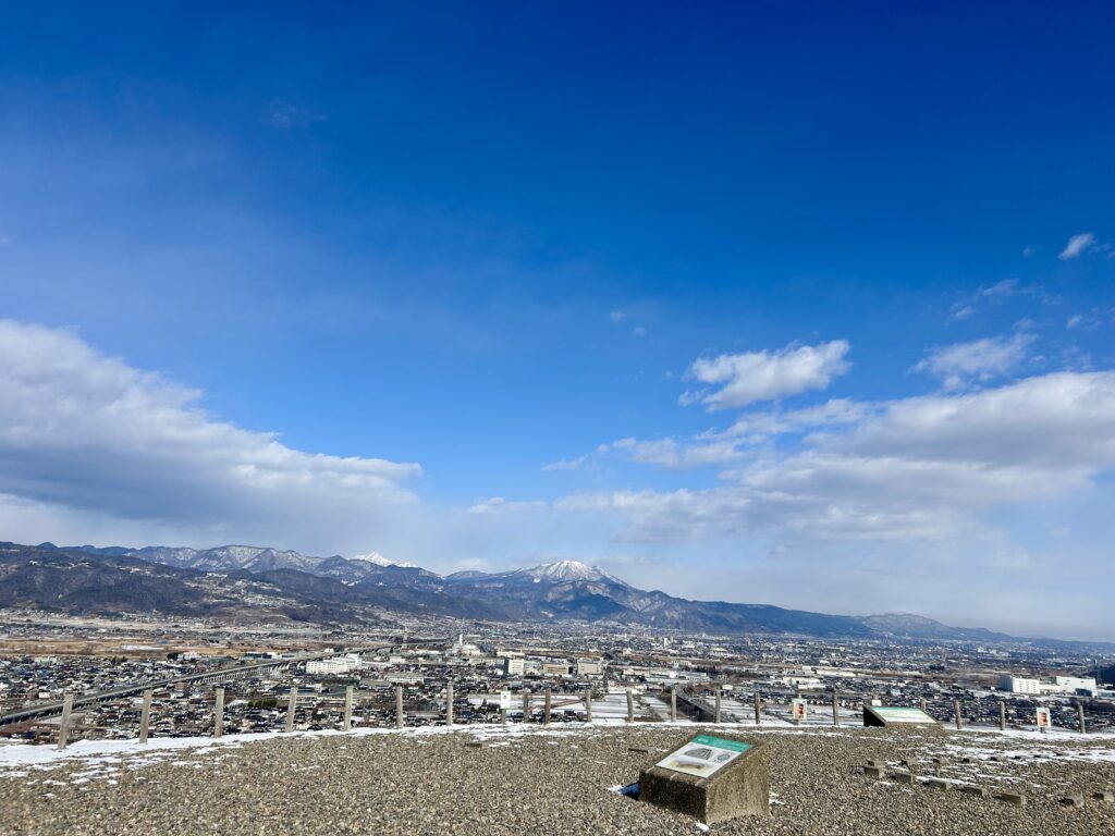 公園の高い位置から撮影した長野市方面の様子