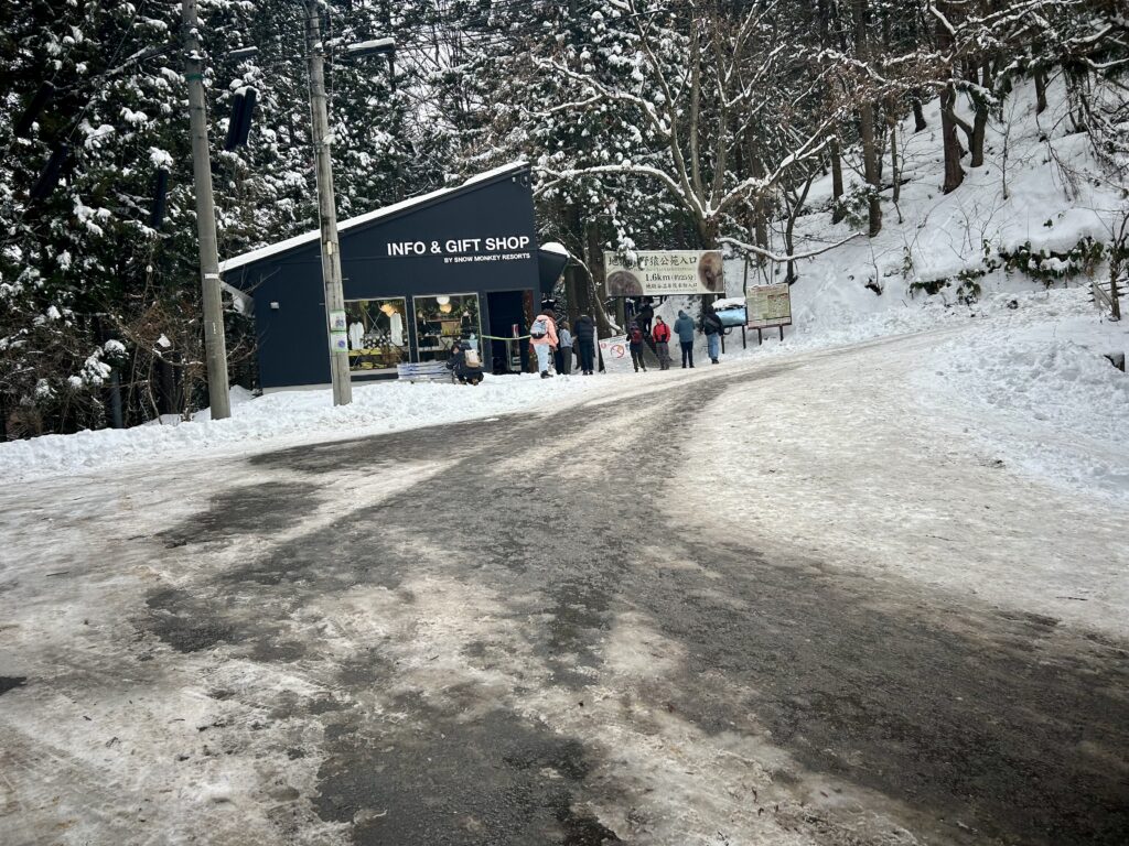 入口手前の傾斜のある雪道