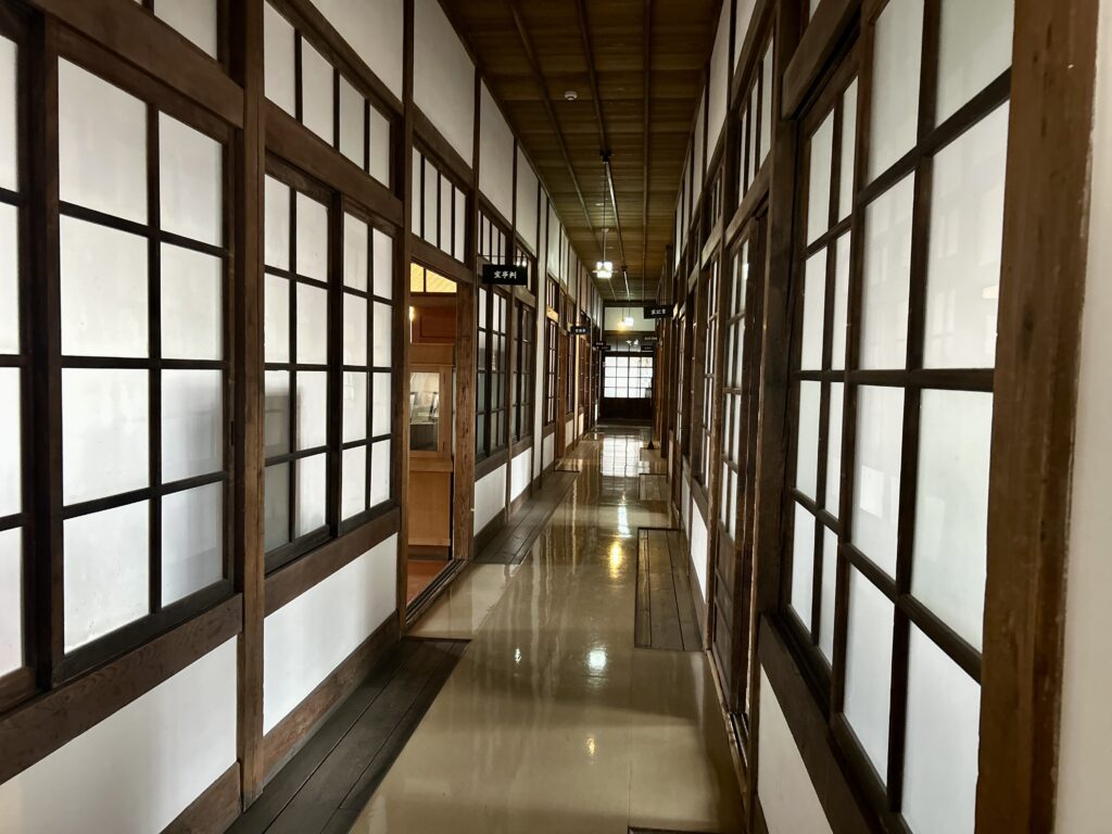 館内に長く伸びる廊下