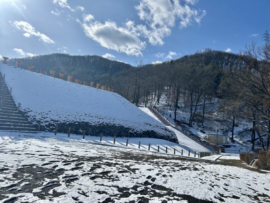 丘の上に等間隔で並ぶ“埴輪(はにわ)”