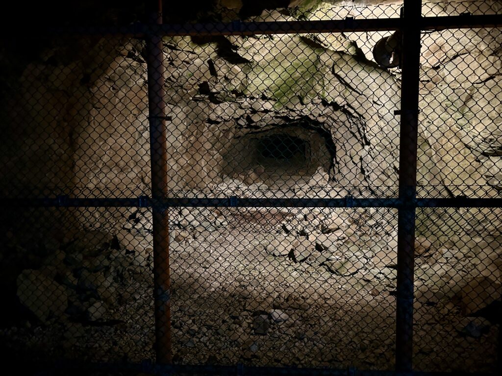 地下壕、非公開部分（立ち入り禁止エリア）